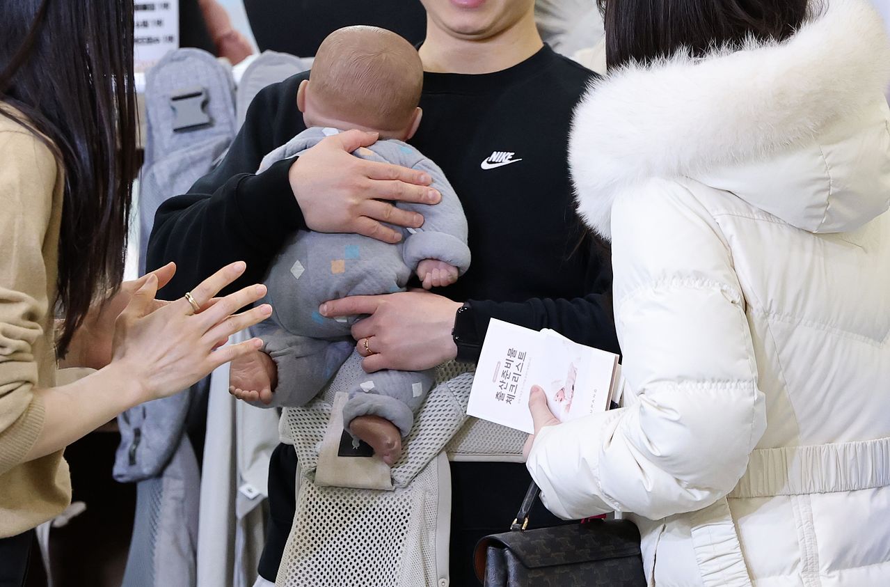 15일 서울 강남구 코엑스에서 열린 ‘2026 맘스홀릭베이비페어’를 찾은 참관객들이 다양한 육아용품을 살펴보고 있다. 뉴스1