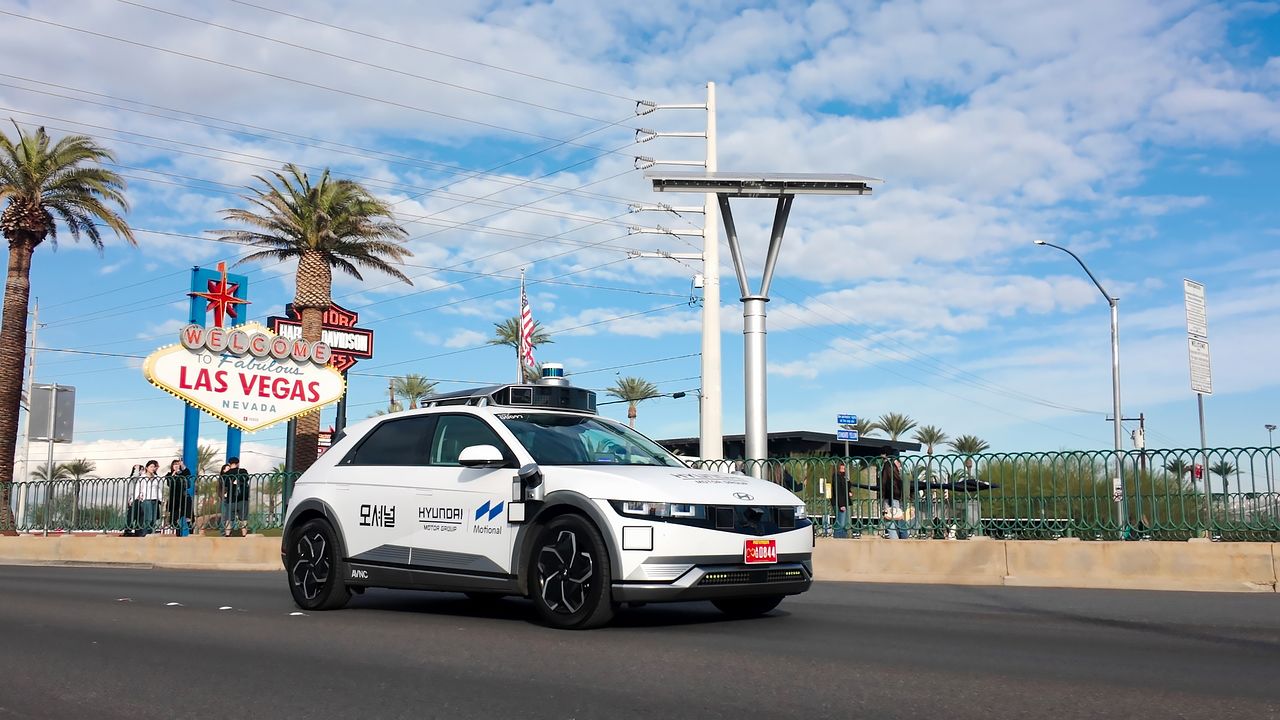 현대차의 자율주행 합작법인인 모셔널이 개발한 로보택시가 미국 라스베이거스 시내를 주행하는 모습. [뉴스1]