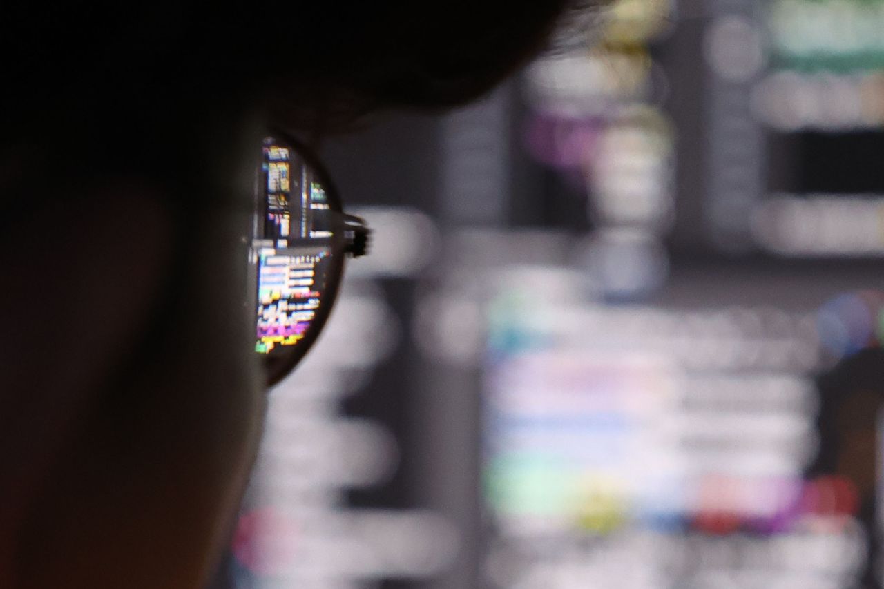 지난달 1일 오후 서울 강남구 코엑스 그랜드볼룸에서 열린 제1회 인공지능 해킹방어대회(ACDC·AI Cyber Defense Contest) 본선 경기에서 화이트해커 참가자들이 문제를 풀고 있다. 뉴시스