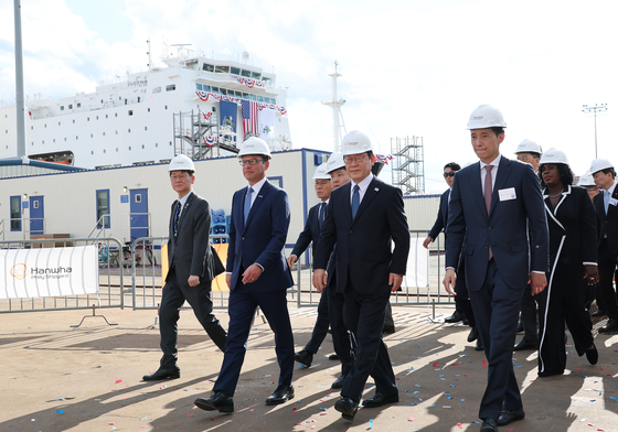 이재명 대통령은 지난해 8월 백악관 한미 정상회담 당시 필라델피아 한화 필리조선소를 방문해 김동관 한화그룹 부회장(맨 오른쪽), 조시 샤피로 펜실베니아 주지사(왼쪽에서 두 번째) 등과 함께 현장 시찰을 했다. [대통령실사진기자단]