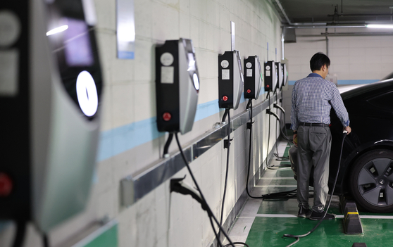 지난해 10월 서울 종로구 한 주차장 전기차 충전시설 모습. 연합뉴스