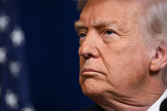 도널드 트럼프 미국 대통령이 지난달 29일(현지시간) 플로리다주 팜비치에 위치한 마라라고 별장에서 진행한 베냐민 네타냐후 이스라엘 총리와의 정상회담 이후 기자들과 대화를 나누고 있다. AFP=연합뉴스