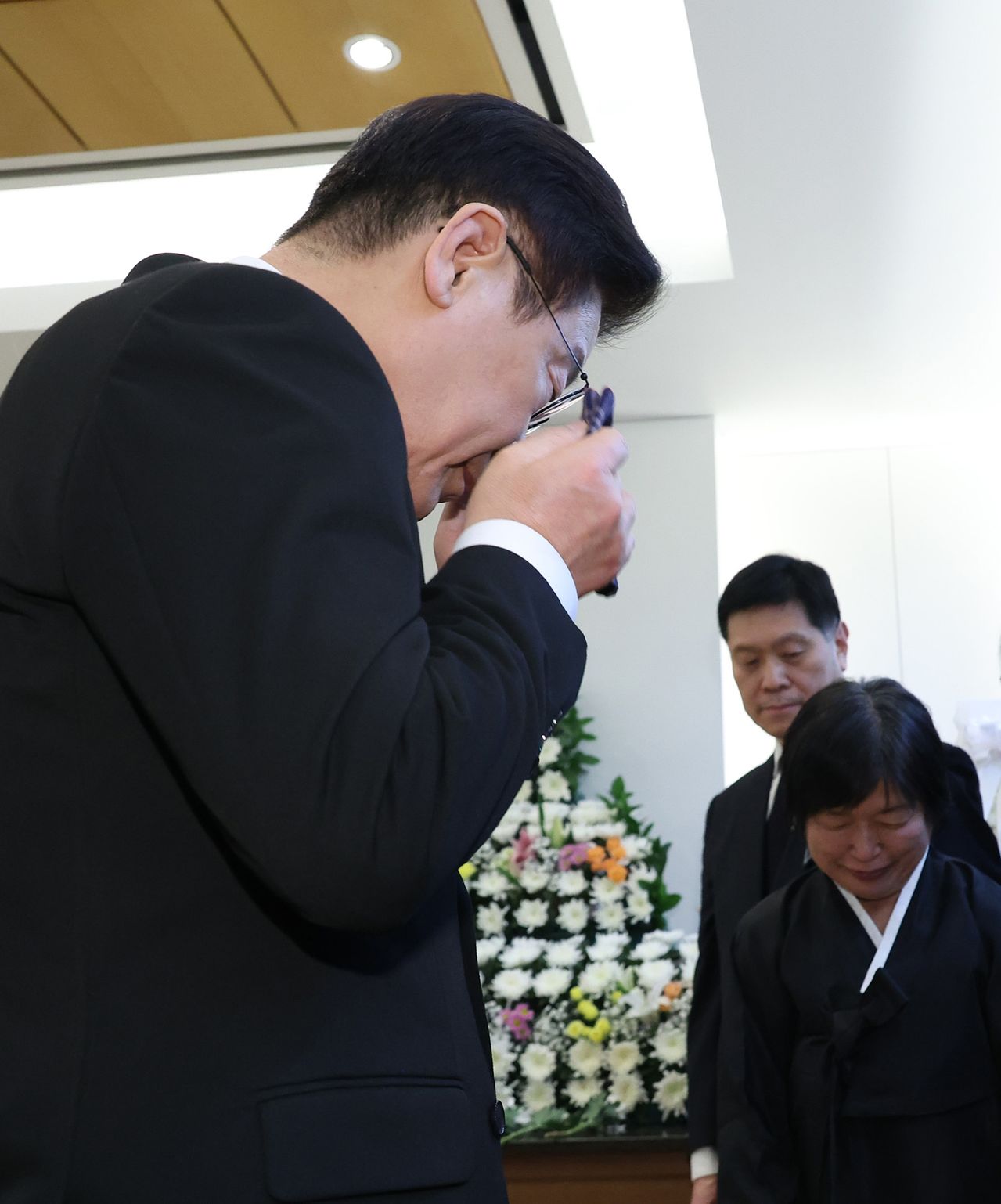 이재명 대통령이 27일 서울대병원 장례식장에 마련된 고 이해찬 전 총리 빈소에서 눈물을 닦고 있다. 오른쪽은 배우자 김정옥 여사. [청와대사진기자단]