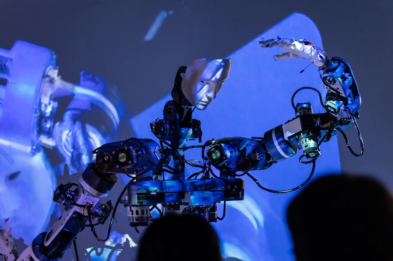 28일 '유령극단x로봇 K-456: 다시 켜진 회로'에서 춤사위를 펼치는 권병준의 로봇 GF3 사진 백남준아트센터