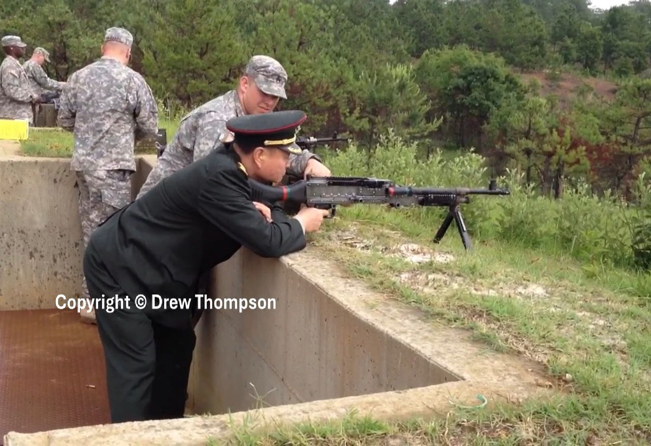 지난 2012년 장유샤 당시 선양군구 사령관이 미국의 대규모 육군 훈련기지인 포트 베닝을 시찰하던 중 M240 기관총을 사격하고 있다. 드류 톰슨 SUBSTACK 캡처