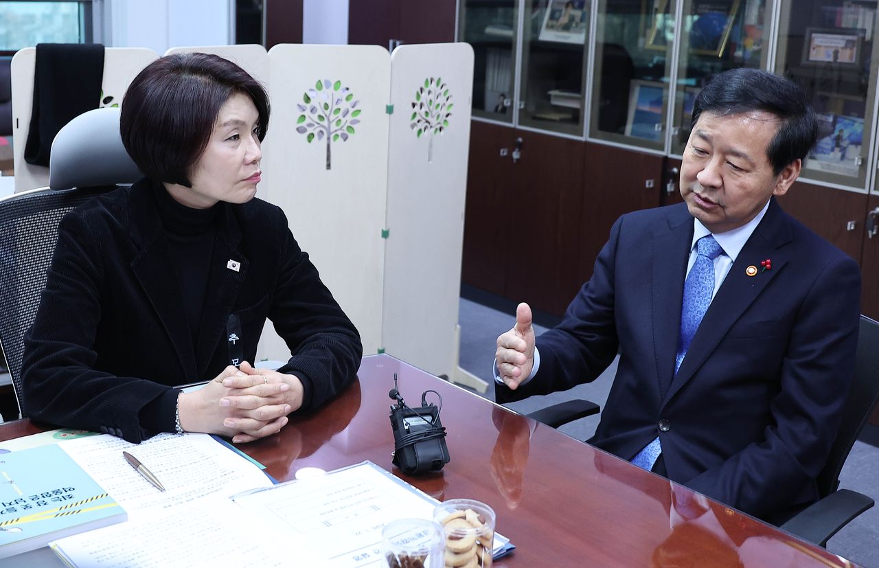 한정애 더불어민주당 정책위의장(왼쪽)과 구윤철 부총리 겸 재정경제부 장관이 27일 국회 의원회관 한 정책위의장 사무실에서 도널드 트럼프 미국 대통령의 관세 인상 언급과 관련해 면담하고 있다. 임현동 기자