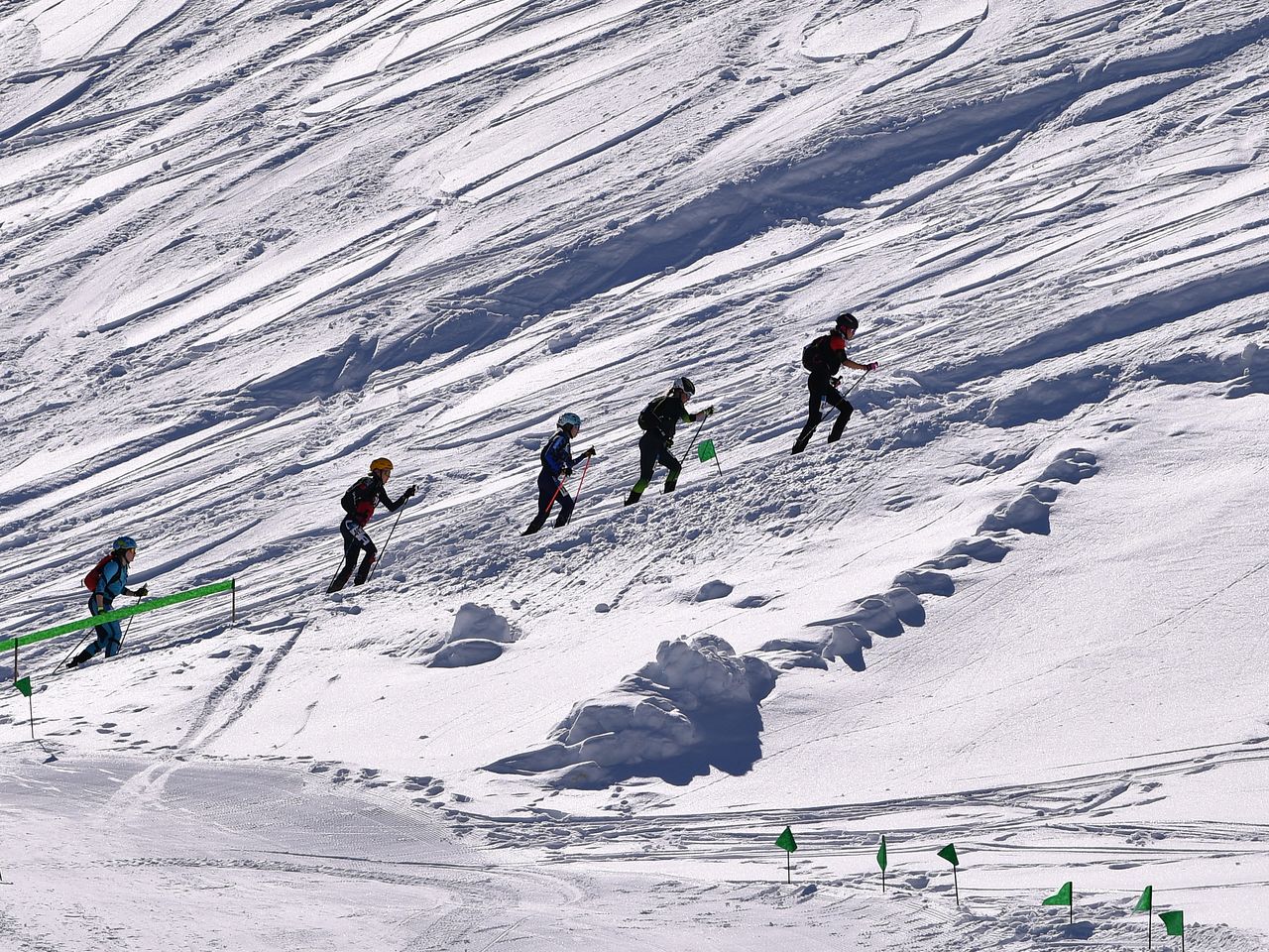 산악스키는 업힐과 장비 탈착, 다운힐의 3단계로 구성된다. 사진은 지난해 스위스 모르긴스에서 열린 월드컵 혼성계주 경기 업힐 단계에서 선수들이 경쟁하는 모습. [신화통신=연합뉴스]
