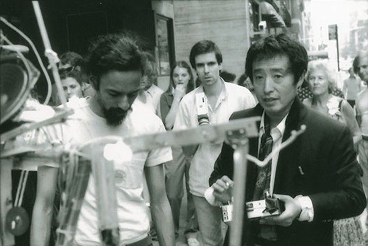 1982년 6월 뉴욕 휘트니 미술관 앞 거리에서 로봇 K-456을 원격조종하는 50세 백남준(오른쪽). 18세 된 이 로봇의 교통사고 퍼포먼스였다. 폴 게린 컬렉션. 사진 백남준아트센터 아카이브