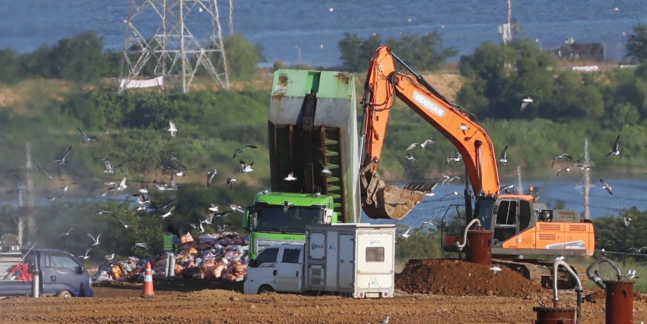 인천시 서구 수도권매립지 3-1매립장에서 쓰레기 매립 작업이 이뤄지고 있다. 연합뉴스