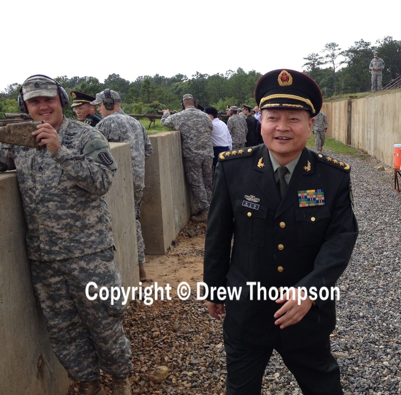 지난 2012년 장유샤 당시 선양군구 사령관이 미국의 대규모 육군 훈련기지인 포트 베닝의 사격장에서 포즈를 취하고 있다. 드류 톰슨 SUBSTACK 캡처