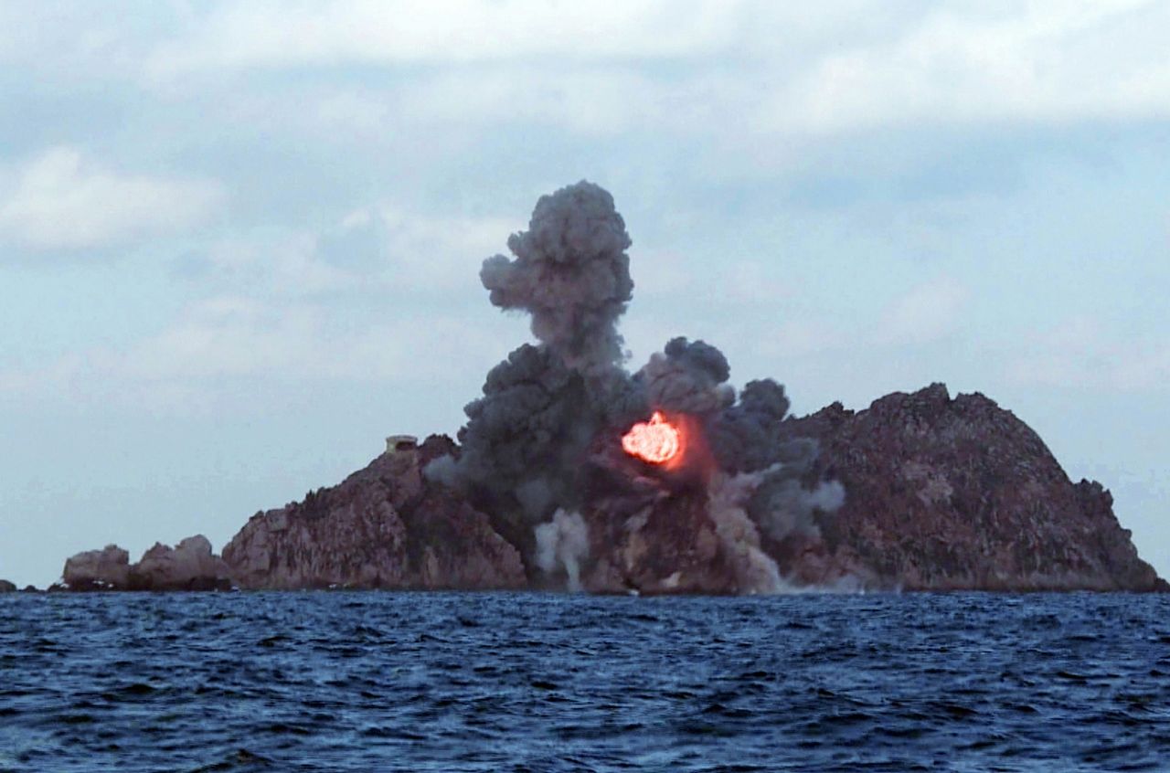 북한 노동당 기관지 노동신문은 김정은 당 총비서가 전날인 27일 미사일총국이 진행한 '갱신형대구경방사포 무기체계의 효력검증을 위한 시험사격'을 딸 주애와 함께 참관했다고 28일 보도했다. 뉴스1