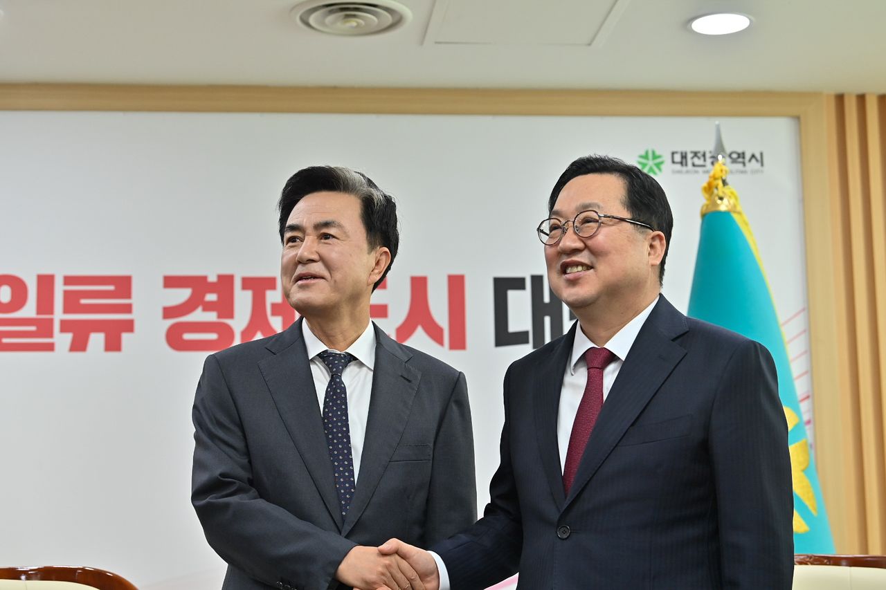 지난 21일 대전시청을 잦은 김태흠 충남지사(왼쪽)가 이장우 대전시장과 악수하고 있다. 이 자리에서 두 사람은 정부가 내놓은 지원 방안을 강하게 비판했다. [사진 충남도]