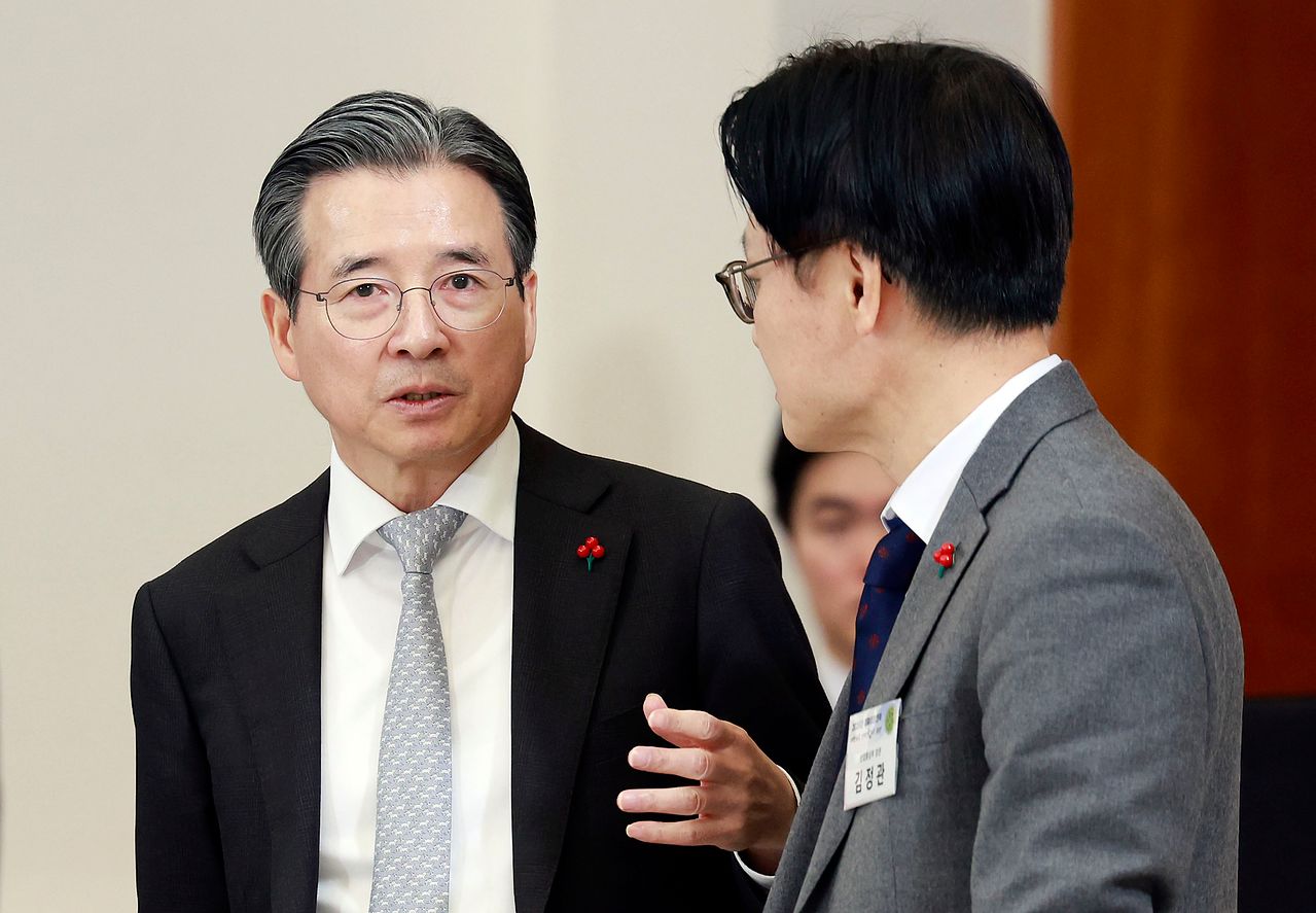 김용범 정책실장과 김정관 산업통상부 장관이 지난 9일 청와대에서 열린 경제성장전략 국민보고회에서 대화하고 있다. 뉴스1