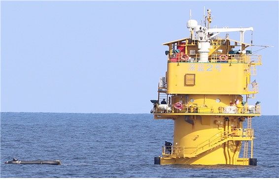 서해 한중 잠정조치수역에 설치된 중국 구조물. 더불어민주당 이병진 의원실 제공=연합뉴스