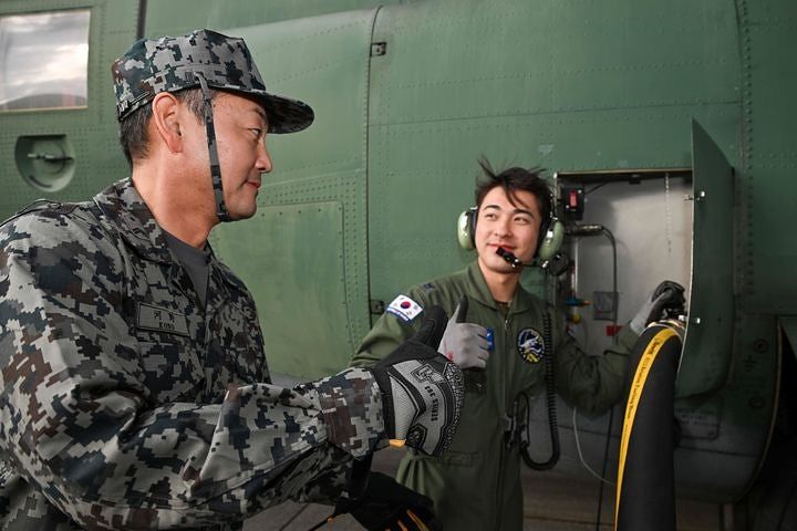공군 특수비행팀 블랙이글스가 28일 사우디에서 열리는 국제 방위산업 전시회(WDS)에 참가하기 위해 원주기지를 출발했다. 사진은 중간기착지인 일본 나하기지에 착륙한 C-130 수송기가 일본 항공자위대로부터 급유받고 있는 모습. 사진 공군