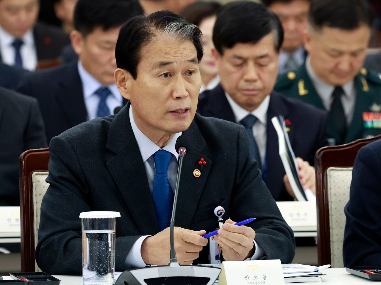권오을 국가보훈부 장관이 지난해 12월 18일 서울 용산 국방부 청사에서 이재명 대통령에게 업무보고를 하고 있다. [연합뉴스]