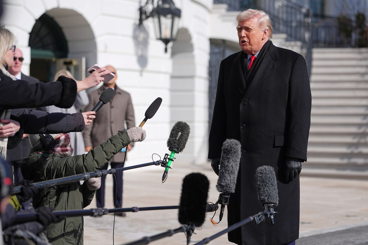 도널드 트럼프 대통령이 27일(현지시간) 워싱턴 백악관 남쪽 잔디밭에서 아이오와로 이동하기 전 기자들의 질문에 답하고 있다. 그는 한국에 대한 관세 문제와 관련 "한국과 해결책을 찾겠다"고 말했다. AP=연합뉴스