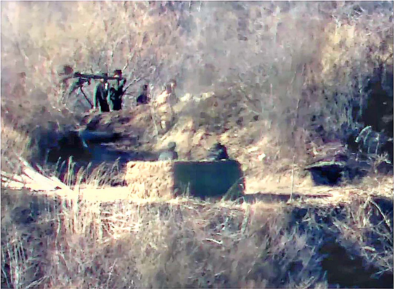 (서울=뉴스1) = 국방부는 지난 24일부터 북한군이 DMZ 내 최전방 초소(GP) 복구에 나선 모습이 우리 군의 열영상장비(TOD) 등 감시 장비에 포착됐다고 27일 밝혔다.  남북은 2018년 9?19 남북군사합의를 통해 비무장지대 GP 시범 철수를 이행했지만, 북한은 지난 23일 합의 파기를 선언했다. 사진은 북한군이 GP를 철거했던 장소에 경계호를 조성하고 고사총(무반동총)을 배치한 모습. (국방부 제공) 2023.11.27/뉴스1