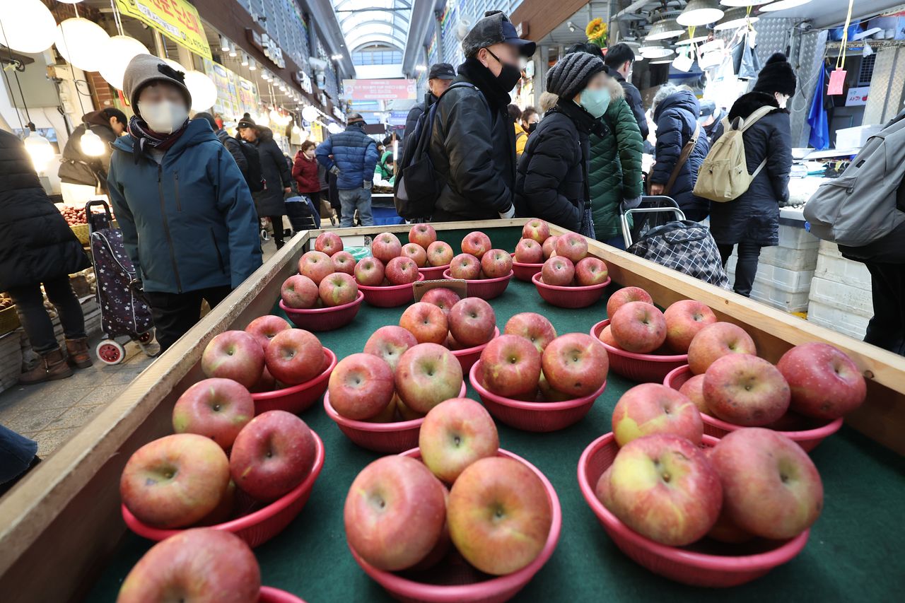 설 명절을 앞둔 27일 서울의 한 전통시장에서 시민들이 장을 보고 있다. 이날 구윤철 부총리 겸 재정경제부 장관은 설 민생안정 대책과 관련, "할인 지원을 최대한 확대해 고등어 등 성수품에 대해서는 최대 50%까지 할인이 되도록 하겠다"고 밝혔다. 연합뉴스