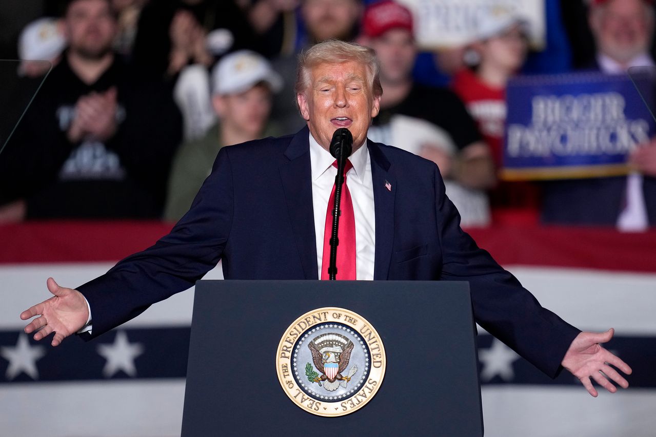 도널드 트럼프 미국 대통령이 27일(현지시간) 미국 아이오와주 클라이브 소재 호라이즌 이벤트 센터에서 경제 관련 연설을 하고 있다. 중간선거를 앞두고 백악관 비서실장은 트럼프 대통령이 국내 정책 성과를 홍보하기 위해 전미 각지에서 행사를 개최할 것이라고 밝혔다. EPA=연합뉴스