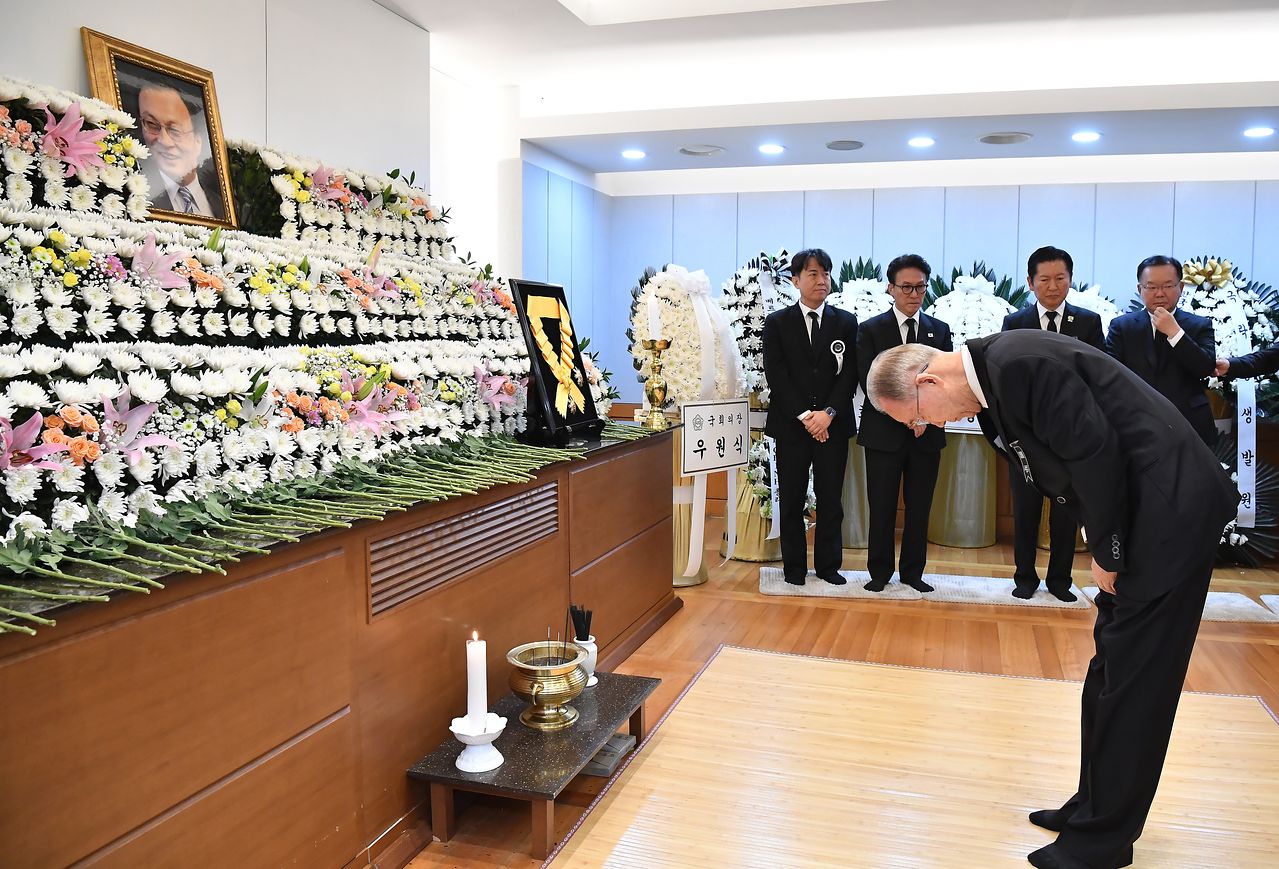 반기문 전 유엔사무총장이 28일 오전 서울 종로구 서울대학교병원 장례식장에 마련된 故 이해찬 전 국무총리의 빈소에서 조문을 하고 있다. 뉴스1