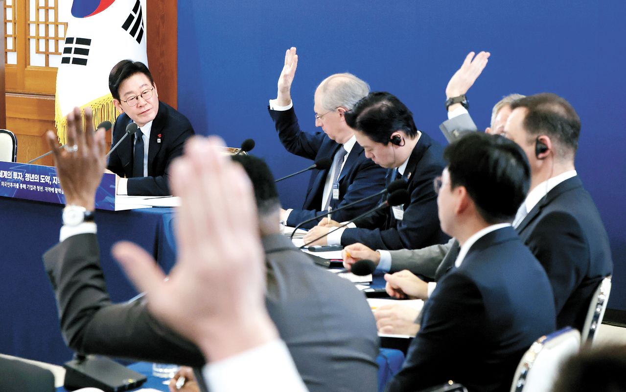 이재명 대통령이 28일 청와대 본관에서 열린 ‘모두의 성장, 외국인투자기업 간담회’에서 참석자들의 질문을 받고 있다. 청와대사진기자단