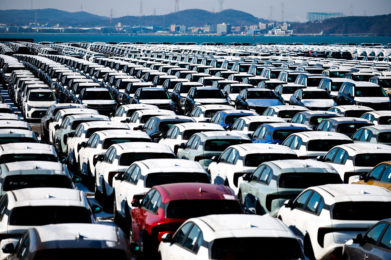 27일 경기도 평택시 포승읍 평택항에 수출용 자동차가 세워져 있다. 도널드 트럼프 미국 대통령은 소셜미디어(SNS)를 통해 자동차·목재·의약품 등 한국산 제품에 대한 관세를 15%에서 25%로 다시 인상하겠다고 밝혔다. 국내 완성차업계는 이에 따른 여파를 가늠하며 대책을 논의했다. [뉴시스]