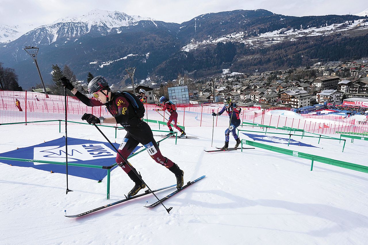 산악스키 남자 스프린트 경기에서 업힐 하는 선수들. 업힐 직후 장비 탈착 과정에서 순위가 바뀌곤 한다. [AP=연합뉴스]