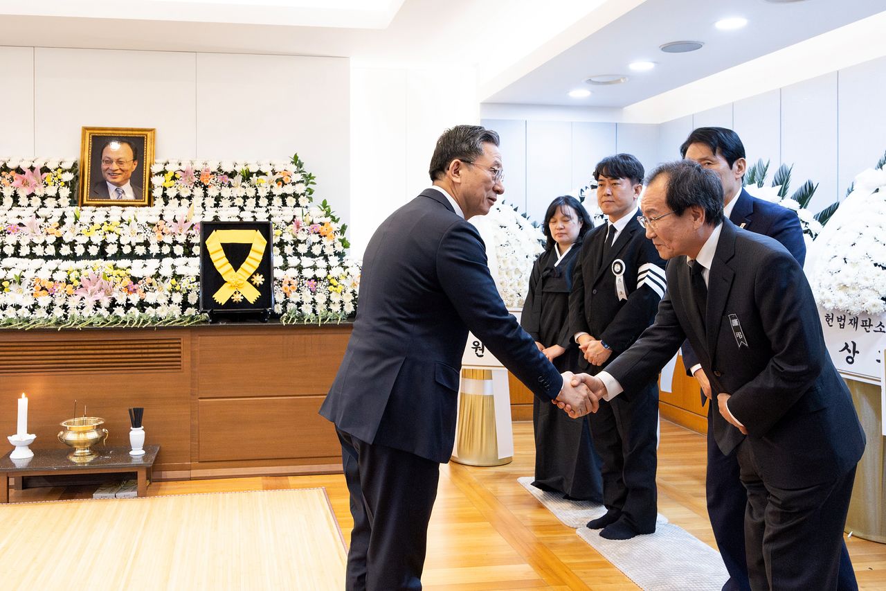 정성호 법무부 장관이 28일 오후 서울 종로구 서울대학교병원 장례식장에 마련된 故 이해찬 전 국무총리의 빈소에서 조문을 하고 있다.2026.01.28. 사진공동취재단
