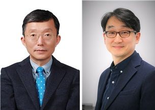 2026 강대원상을 수상한 박홍준 POSTECH 교수(왼쪽)와 김선정 삼성전자 상무. 사진 한국반도체학술대회 상임위원회