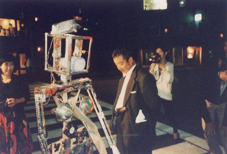 도쿄 거리에서 로봇 K-456을 보는 백남준. 아베 슈야 컬렉션. 사진 백남준아트센터 아카이브 