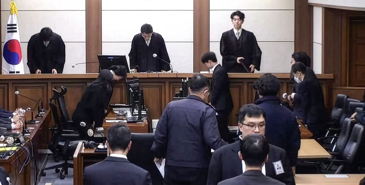 김건희 여사가 28일 오후 서울 서초구 중앙지방법원에서 자본시장법?정치자금법 위반, 특정범죄 가중처벌법상 알선수재 혐의 1심 선고 공판에서 재판부를 향해 인사하고 있다. 중앙지법 캡처 2026.01.28