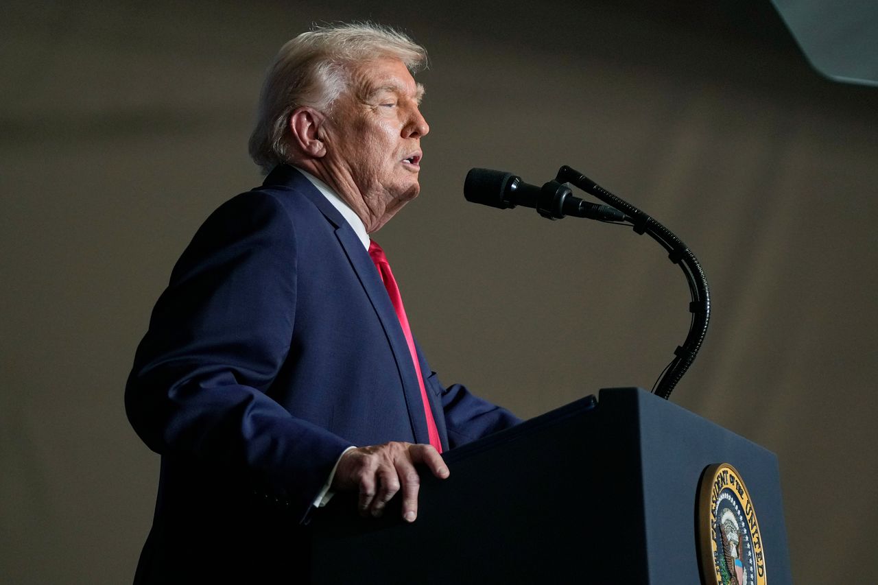 도널드 트럼프 대통령이 현지시간 27일 화요일 아이오와주 클라이브 소재 호라이즌 이벤트 센터에서 열린 행사에 참석하고 있다. AP=연합뉴스