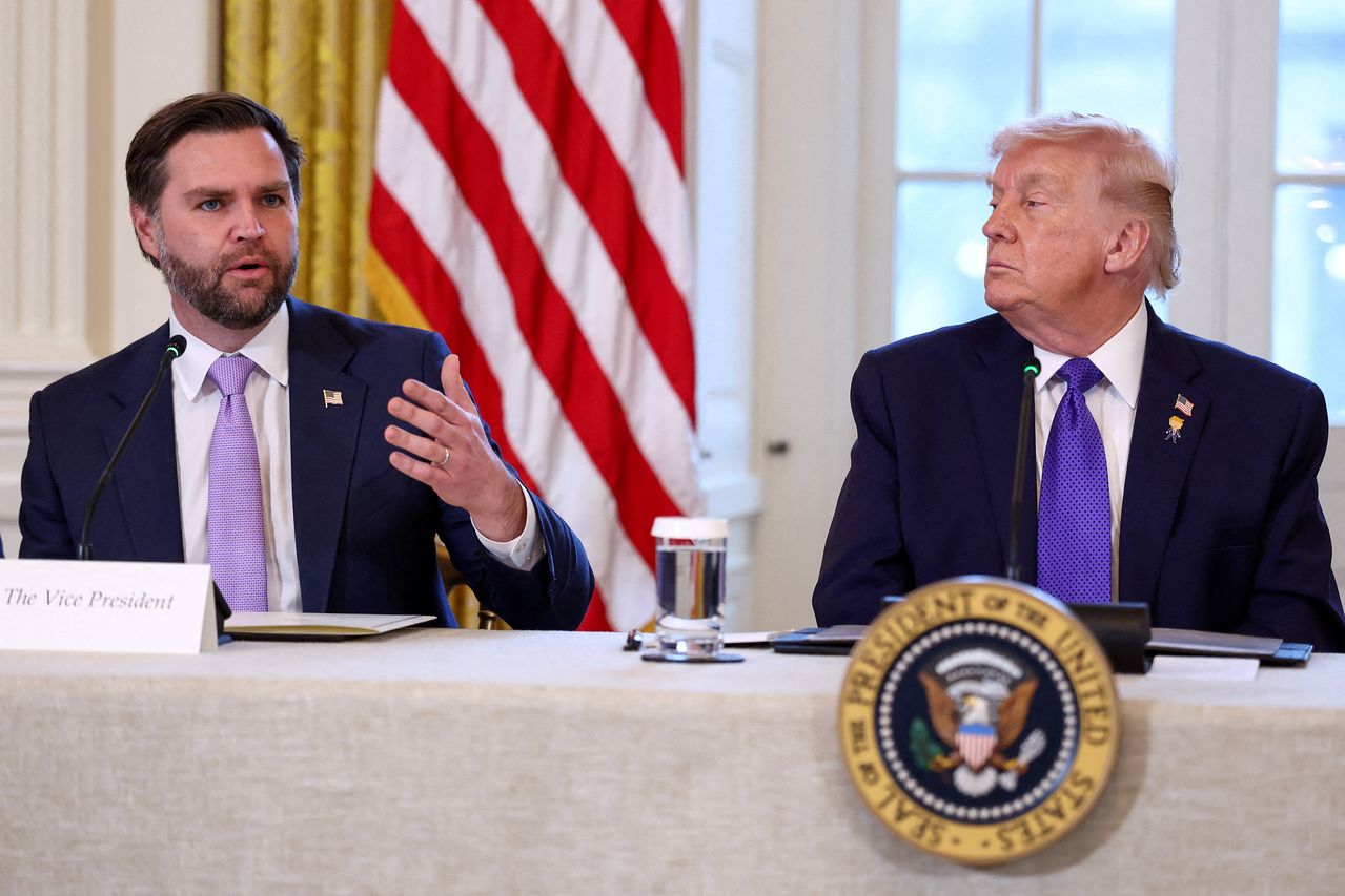 도널드 트럼프 미국 대통령(오른쪽)이 지난 9일(현지시간) 워싱턴 DC 백악관에서 열린 메이저 석유업계 경영진들과의 간담회에서 JD 밴스 부통령 발언을 듣고 있다. 로이터=연합뉴스