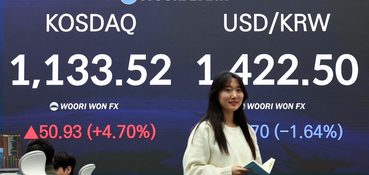 28일 오후 서울 중구 우리은행 본점 딜링룸 전광판에 증시 현황이 표시되어 있다.   이날 코스피는 전 거래일 대비 1.69% 상승한 5170.81, 코스닥은 4.7% 오른 1133.52에 마감했다. 뉴스1