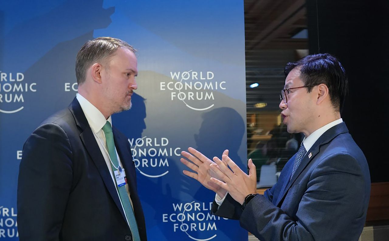 여한구 산업통상부 통상교섭본부장이 22일(현지시간) 스위스 다보스에서 열린 '2026 세계경제포럼 연차회의'에서 제이미슨 그리어 미국 무역대표부(USTR) 대표와 면담을 하고 있다. 산업통상부 