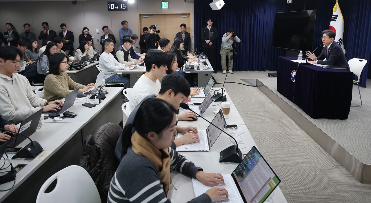 이억원 금융위원회 위원장이 28일 서울 종로구 정부서울청사에서 열린 금융위원회 출입기자단 월례 간담회에서 발언을 하고 있다. 뉴스1