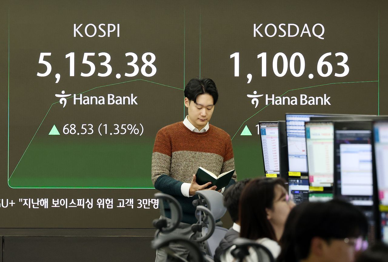 28일 서울 중구 하나은행 딜링룸 현황판에 코스피지수와 코스닥지수가 표시되고 있다. 코스피지수는 전장보다 60.54포인트(1.19%) 오른 5,145.39에, 코스닥지수는 10.88포인트(1.00%) 오른 1,093.47에 개장했다.연합뉴스