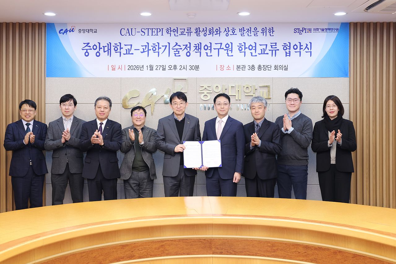 중앙대-STEPI 업무협약 체결식 사진. (왼쪽부터) 중앙대 장항배 기획처장, 이승주 사회과학대학장, 성맹제 연구부총장, 이찬규 행정부총장, 박상규 총장, STEPI 윤지웅 원장, 박찬수 부원장, 정기철 기획경영본부장, 이명화 글로벌전략실장