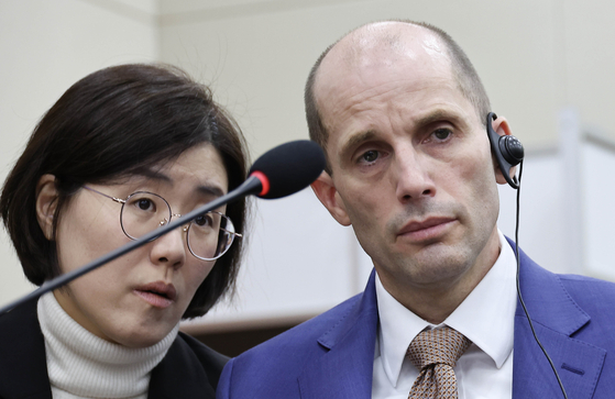 해롤드 로저스 쿠팡 임시대표가 지난해 12월 31일 오전 국회에서 열린 '쿠팡 침해사고 및 개인정보 유출, 불공정 거래, 노동환경 실태 파악과 재발 방지 대책 마련을 위한 청문회'에서 통역의 설명을 듣고 있다. 임현동 기자.