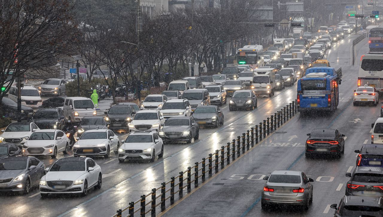 지난 12일 서울 마포구 인근 도로가 정체되고 있다. 뉴스1