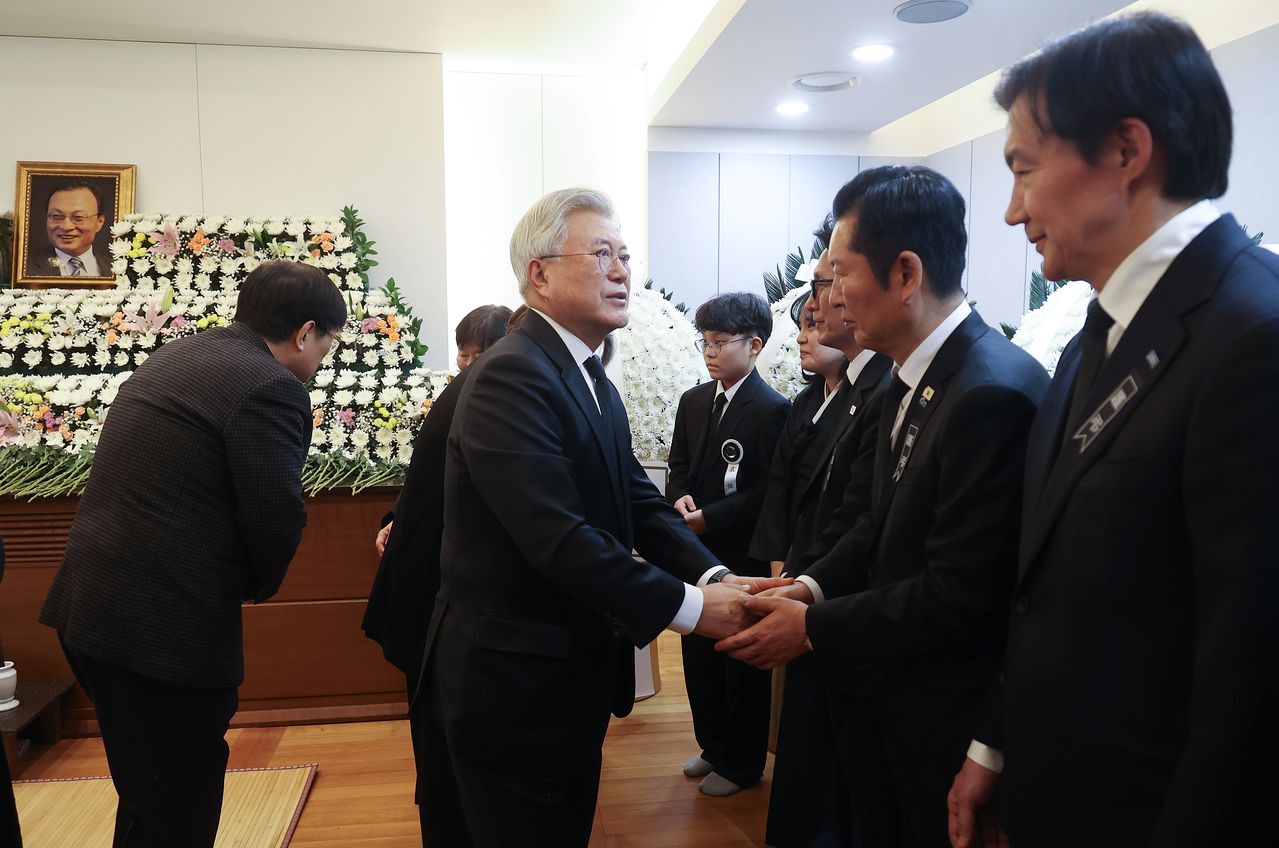 문재인 전 대통령이 조문 후 정청래 더불어민주당 대표와 인사하고 있다. [사진공동취재단]