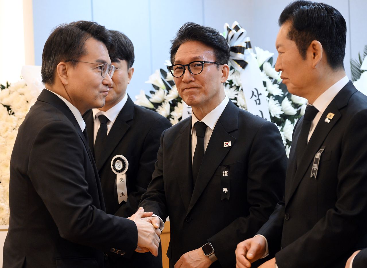 윤상현 국민의힘 의원이 28일 오전 서울 종로구 서울대학교병원 장례식장에 마련된 故 이해찬 전 국무총리의 빈소에서 조문후 김민석 총리와 정청래 민주당 대표와 인사하고 있다. 사진공동취재단