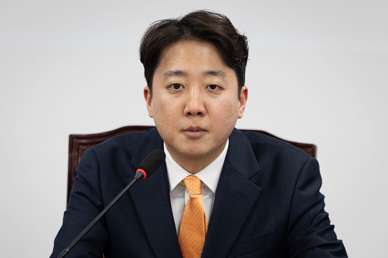 이준석 개혁신당 대표가 26일 서울 여의도 국회에서 열린 최고위원회의에서 모두 발언을 하고 있다. 뉴스1