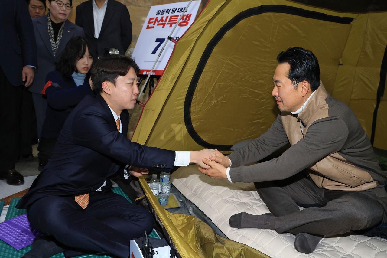  통일교·공천헌금 '쌍특검' 수용을 요구하며 단식 7일 차를 맞은 국민의힘 장동혁 대표가 21일 서울 여의도 국회 로텐더홀 단식 농성장을 찾은 개혁신당 이준석 대표와 인사하고 있다. 뉴스1