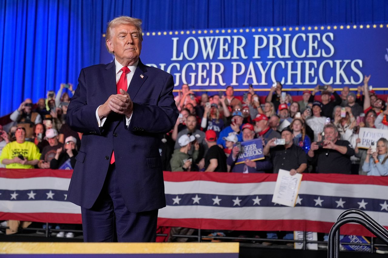 도널드 트럼프 미국 대통령이 27일(현지시간) 미국 아이오와주 클라이브 소재 호라이즌 이벤트 센터에서 경제 관련 연설을 하고 있다. 중간선거를 앞두고 백악관 비서실장은 트럼프 대통령이 국내 정책 성과를 홍보하기 위해 전미 각지에서 행사를 개최할 것이라고 밝혔다. AP=연합뉴스