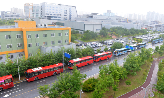 충북 혁신도시의 한 공공기관 앞에 수도권 근무자들이 이용하는 출퇴근용 통근버스가 길게 주차돼 있다. 프리랜서 김성태