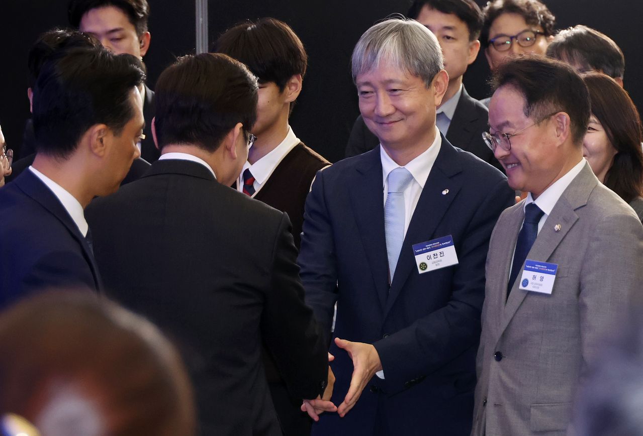 이찬진 금융감독원장은 최근 일부 금융지주 회장 연임을 둘러싸고 사외이사 중심의 이사회가 사실상 연임을 추인한다고 비판했다 연합뉴스