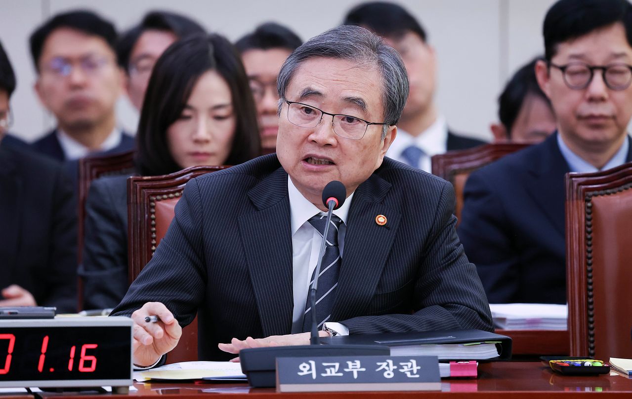 조현 외교부 장관이 28일 국회에서 열린 외통위 전체회의에 출석해 의원들 질의에 답하고 있다. 임현동 기자