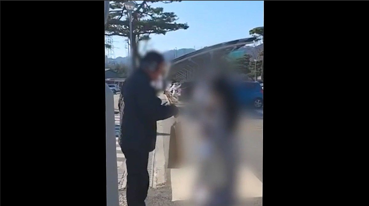 지난해 12월 3일 보이시피싱 피해자인 60대 남성에게서 돈봉투를 받는 보이스피싱 자금 수거책. 포천경찰서 제공돈봉투 받는 수거책. 포천경찰서 제공